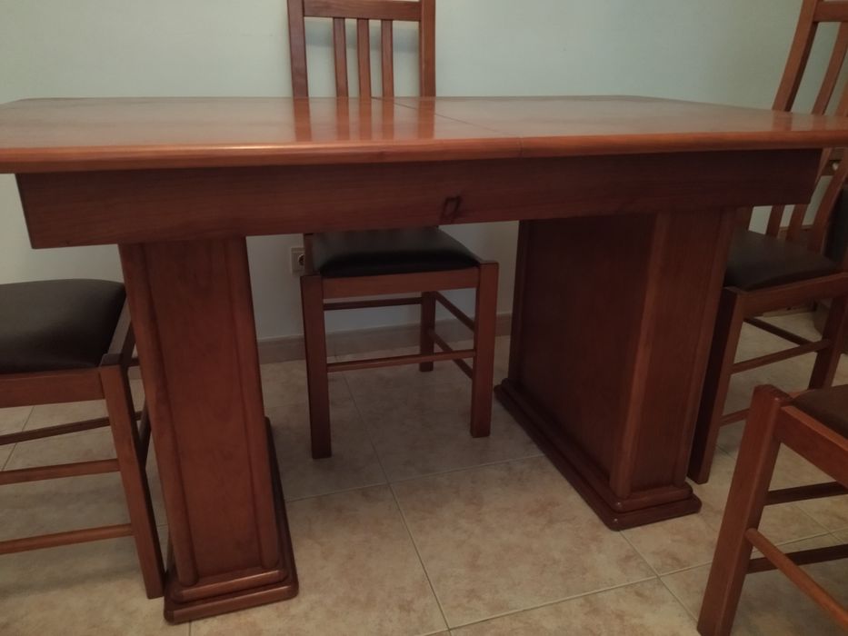 Mesa de sala em madeira