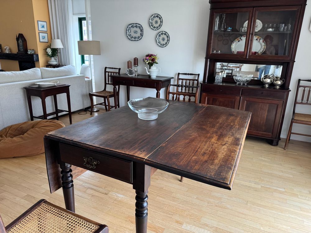Mesa de jantar em castanho