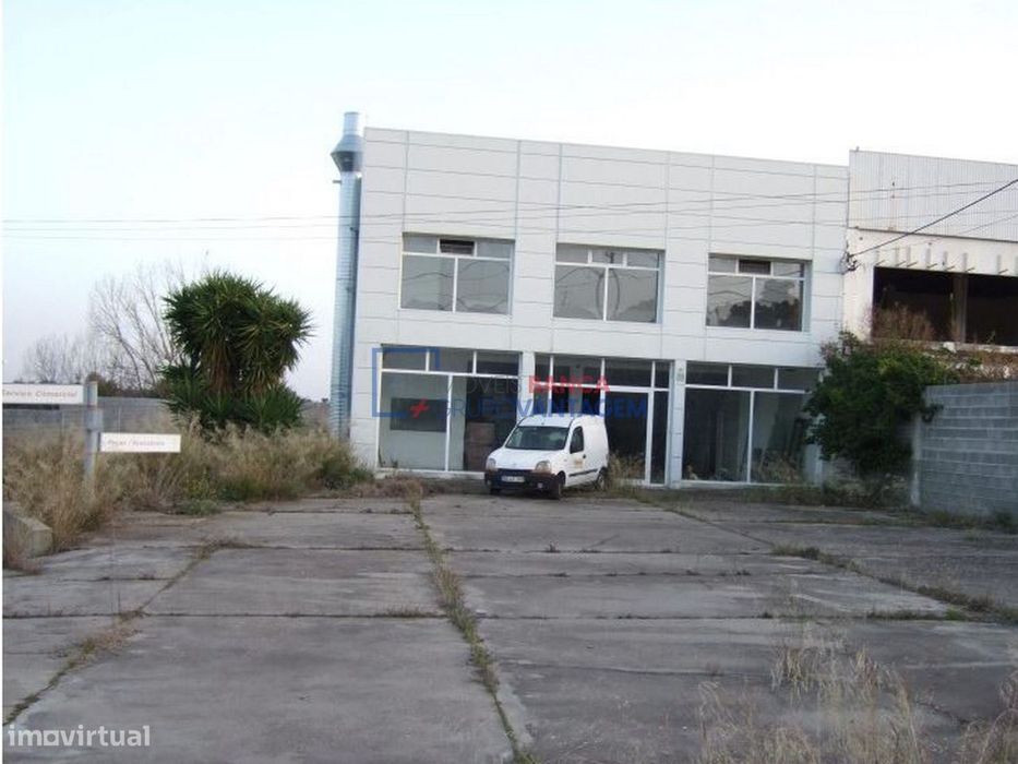 Edificio destinado a serviços, 3 pisos com 1080m2 em Caia, Elvas