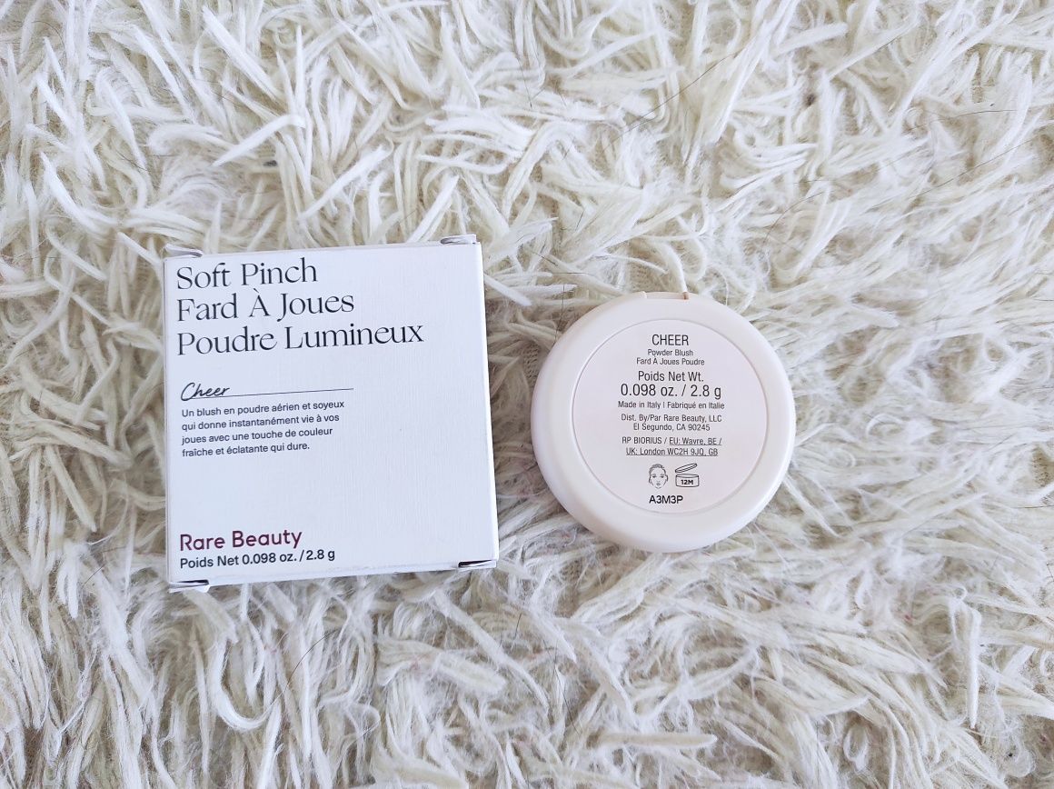 Róż pudrowy Rare Soft Pinch Luminous Blush kolor Cheer