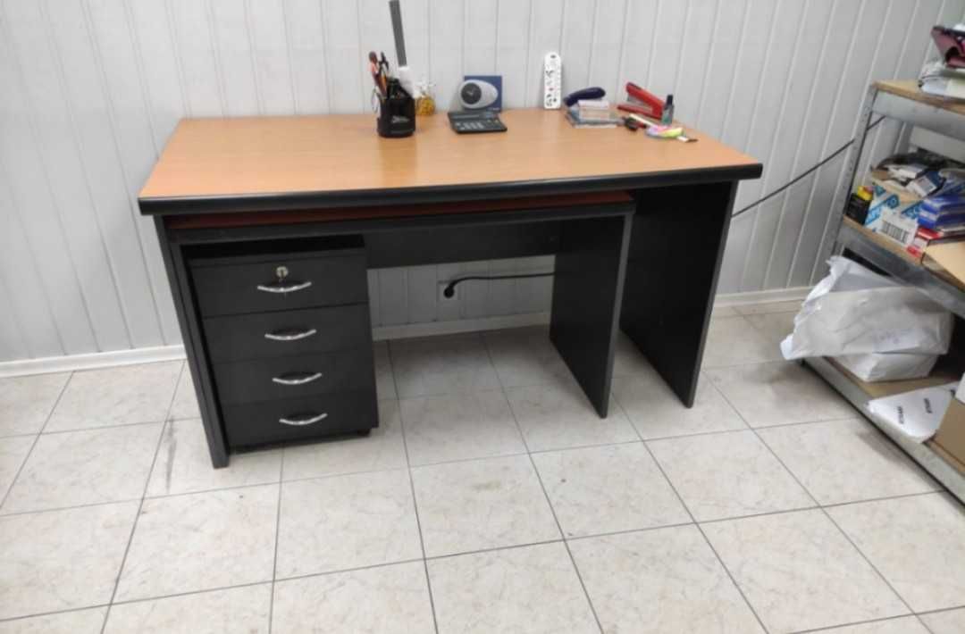 Стіл офісний та меблі в офіс кімнату шкаф