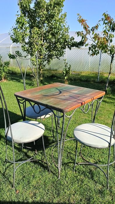 Zestaw vintage stolik i 3 krzesła.