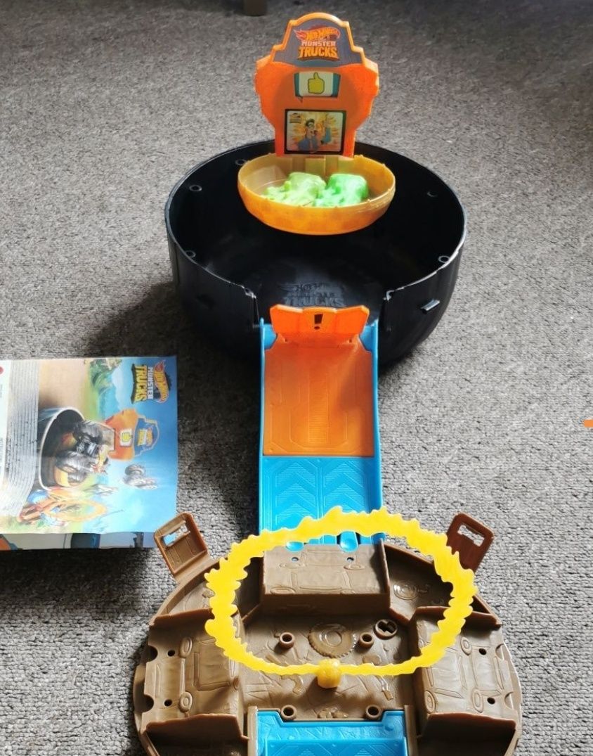 Zestaw Hot Wheels Monster Trucks Opona Arena kaskaderska
