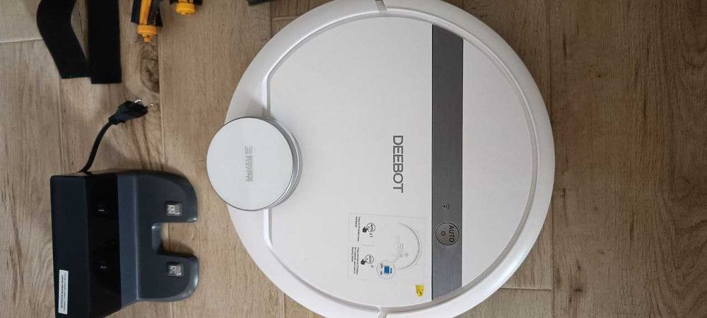 Robot Deebot 901 + 2 komplety części wymiennych