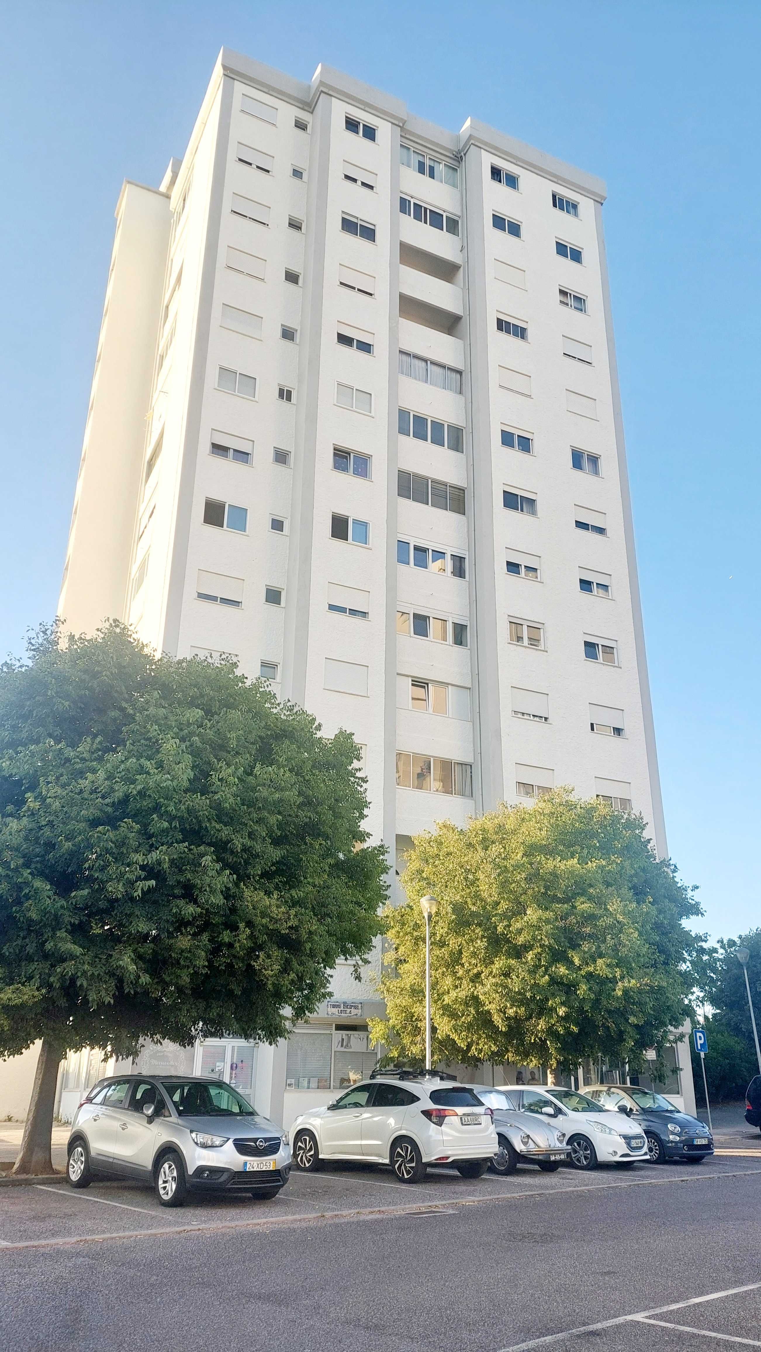 Luminoso T1 na Parede com vista para jardim - Arrendamento
