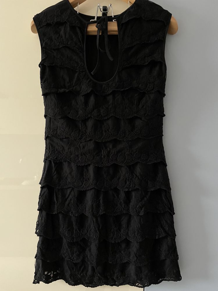 Mała czarna koronkowa sukienka r. 38 reserved