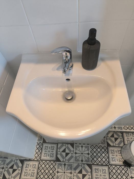 Szafka łazienkowa z umywalką i bateria