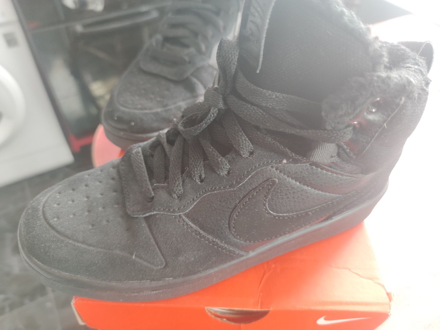 Продам зимові теплі кросівки Nike 37 розмір