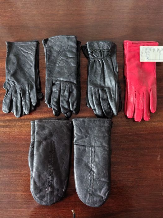 Жіночі шкіряні рукавички.