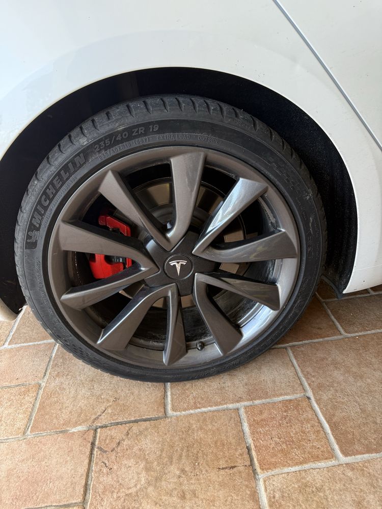 Vendo jantes com pneus para tesla