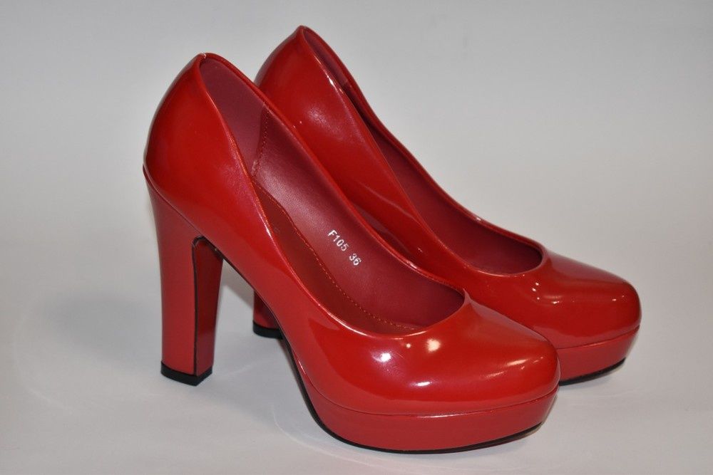 Червоні лаковані туфлі на каблуку