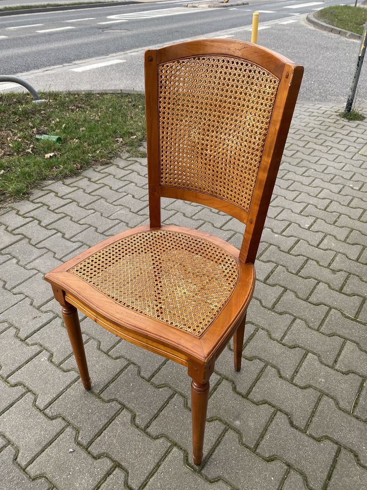 Stoł drewniany z krzesłami, komplet