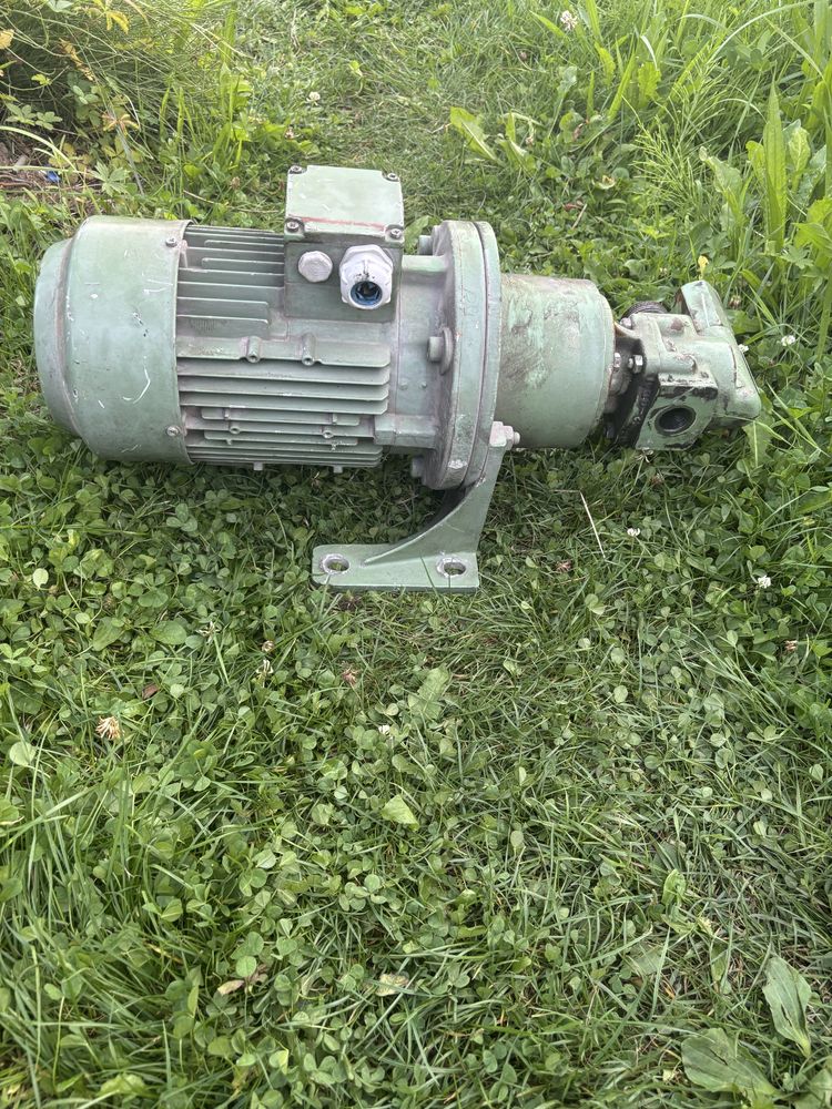 Silnik z pompa hydrauliczna olejowa