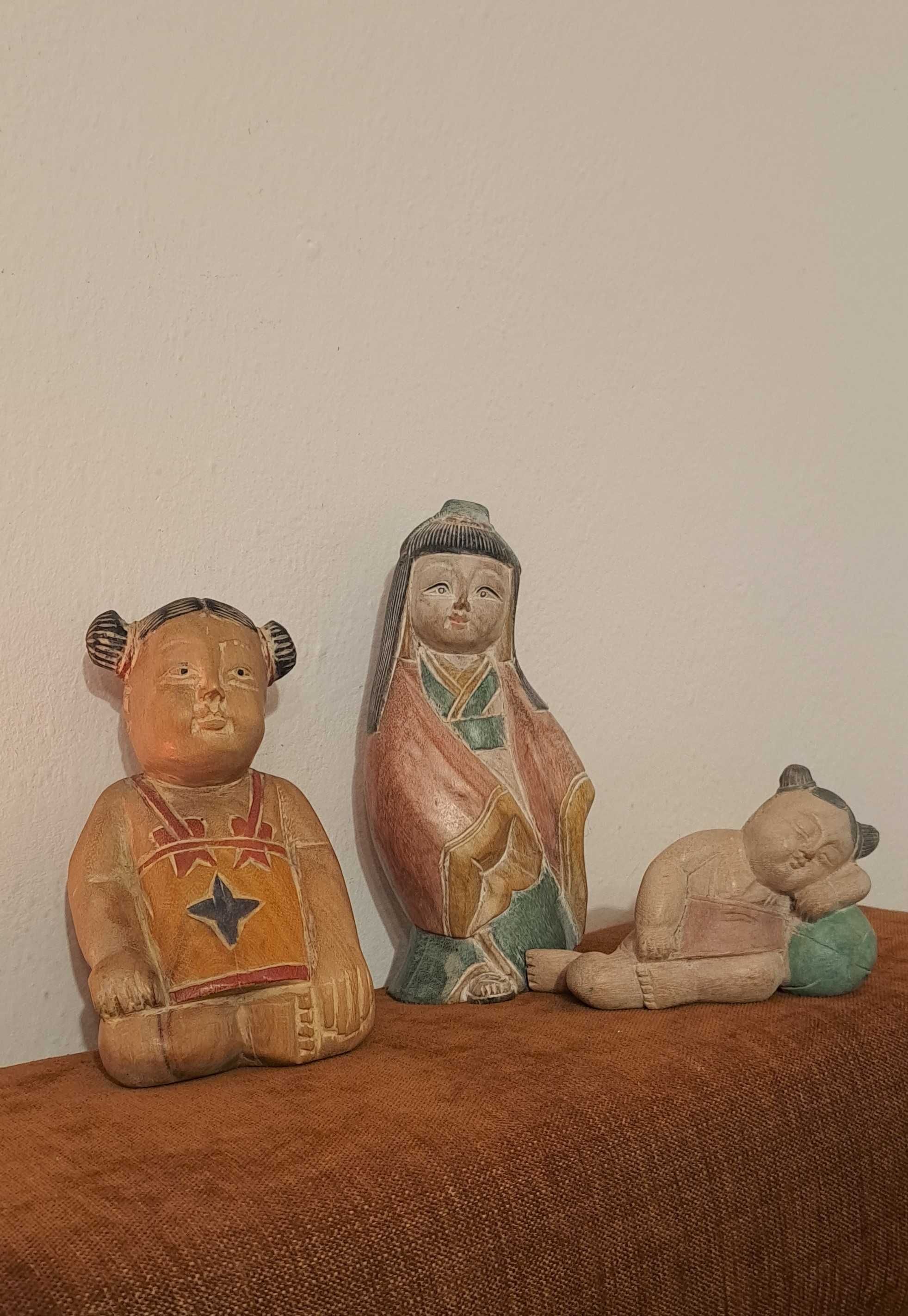 drewniane oryginalne figurki z Azji Japonka i Chinki