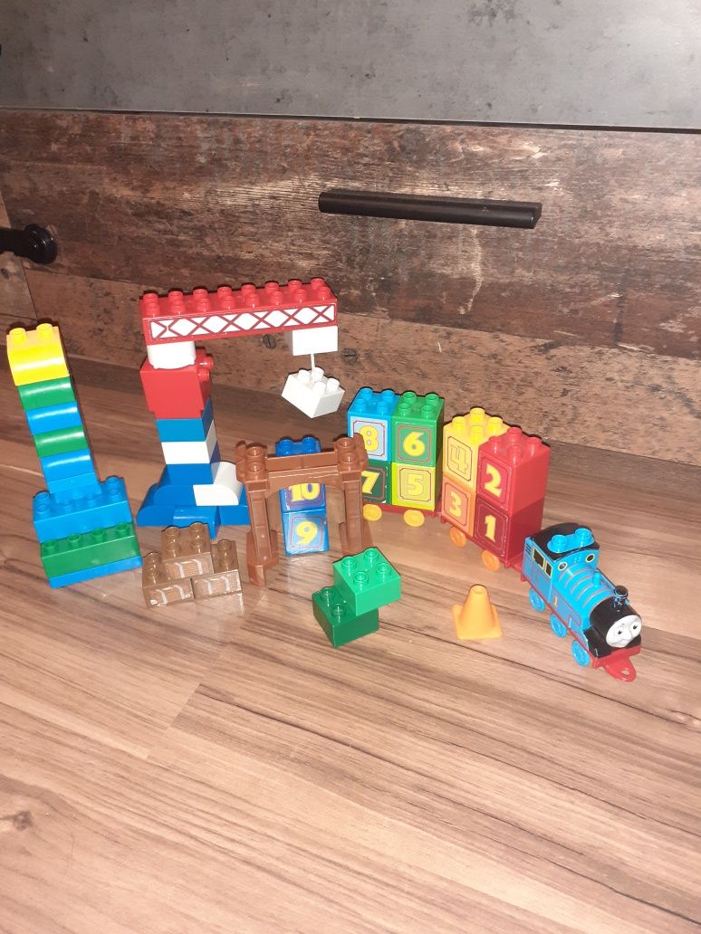 Pociąg z cyferkami dźwig Tomek i przyjaciele jak Lego Duplo