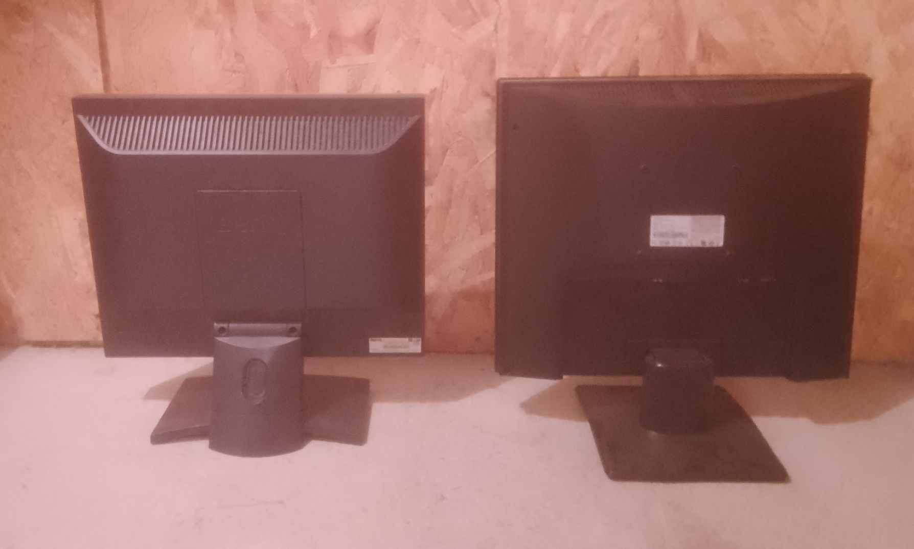 Dwa komputery, 2 monitory LCD, 2 obudowy komputerowe