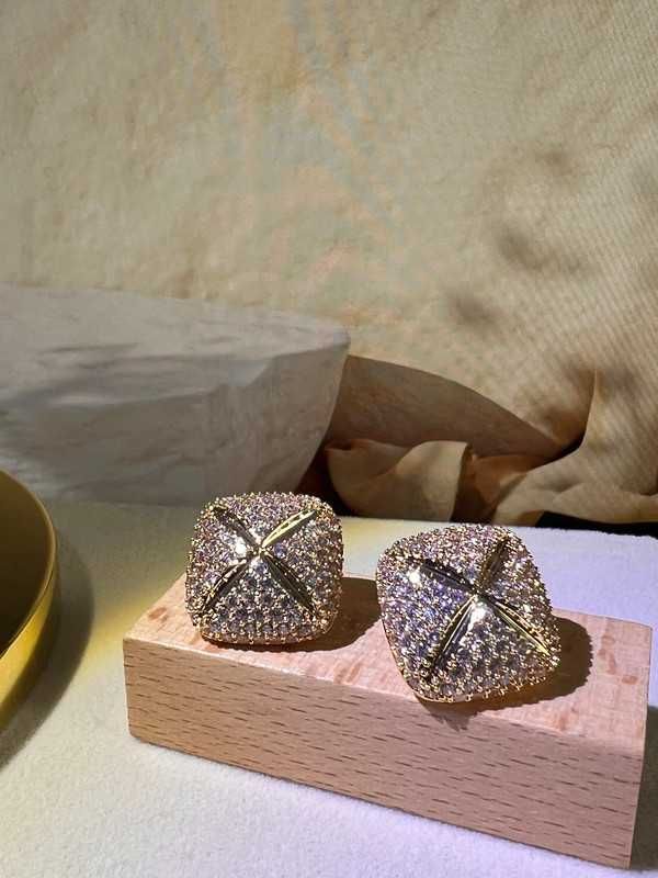 Brinco Dourado Intemporal | Microzircônias Detalhe Central | Ouro 18k