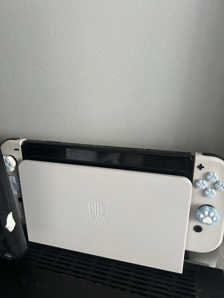 Konsola Nintendo Switch plus etui jak nowe