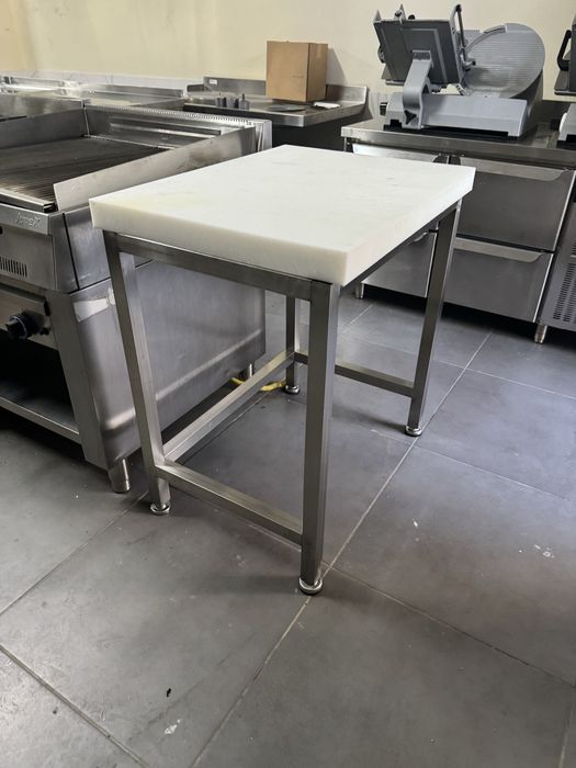 Mesa de corte muito muito nova