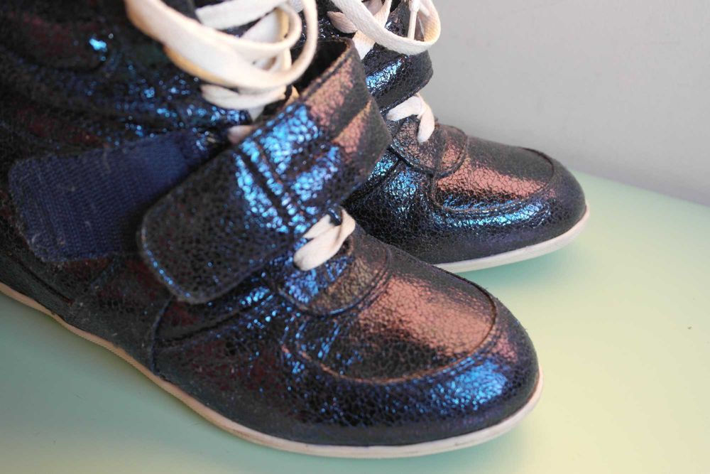 błyszczące buty na koturnie