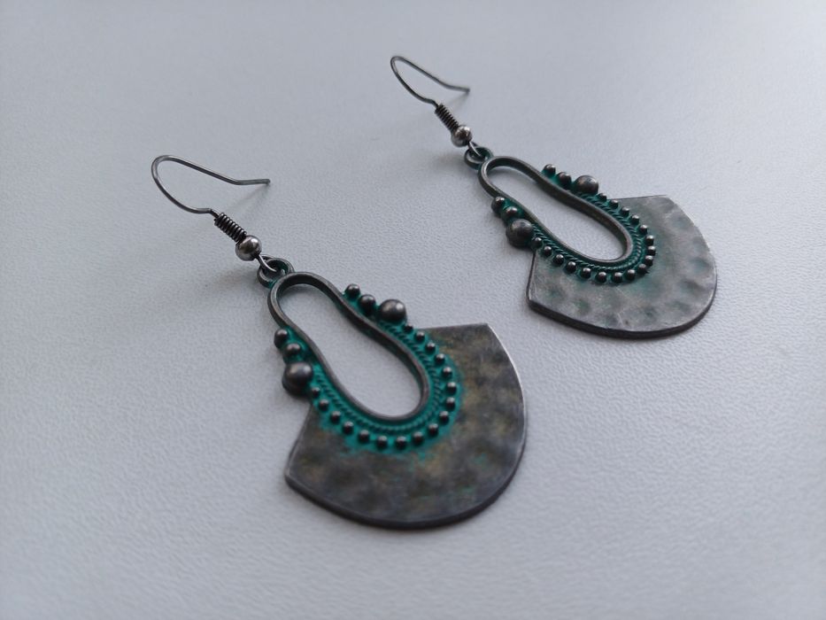 Brincos étnicos de tons cinza e azul