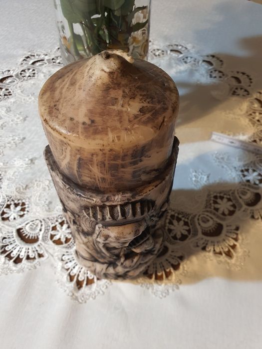 Stara duża swieca ręcznie wykonana