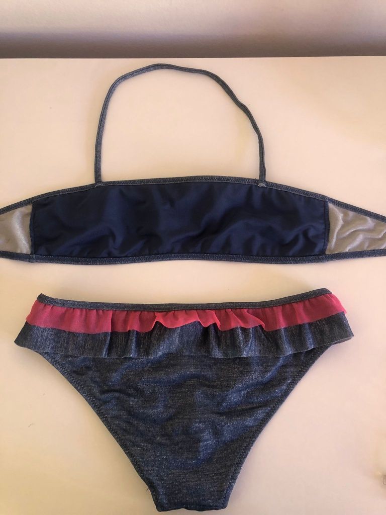 Bikinis e vestido de menina