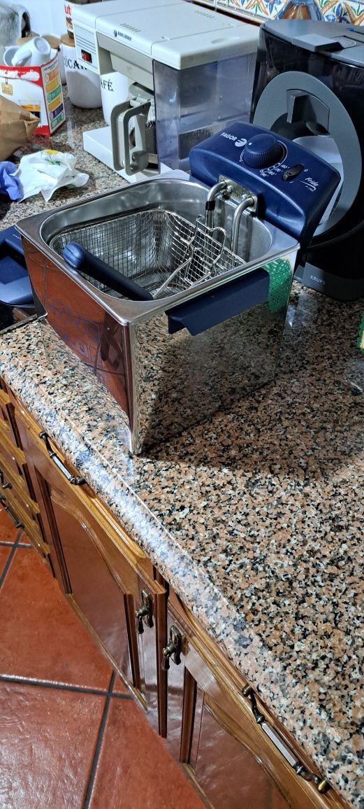 Vendo uma fritadeira é um ferro de engomar
