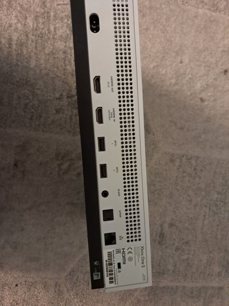 Sprzedam xbox one s  z 1tb i z napędem