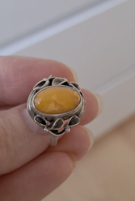 Pierścionek srebrny z mlecznym bursztynem Vintage PRL