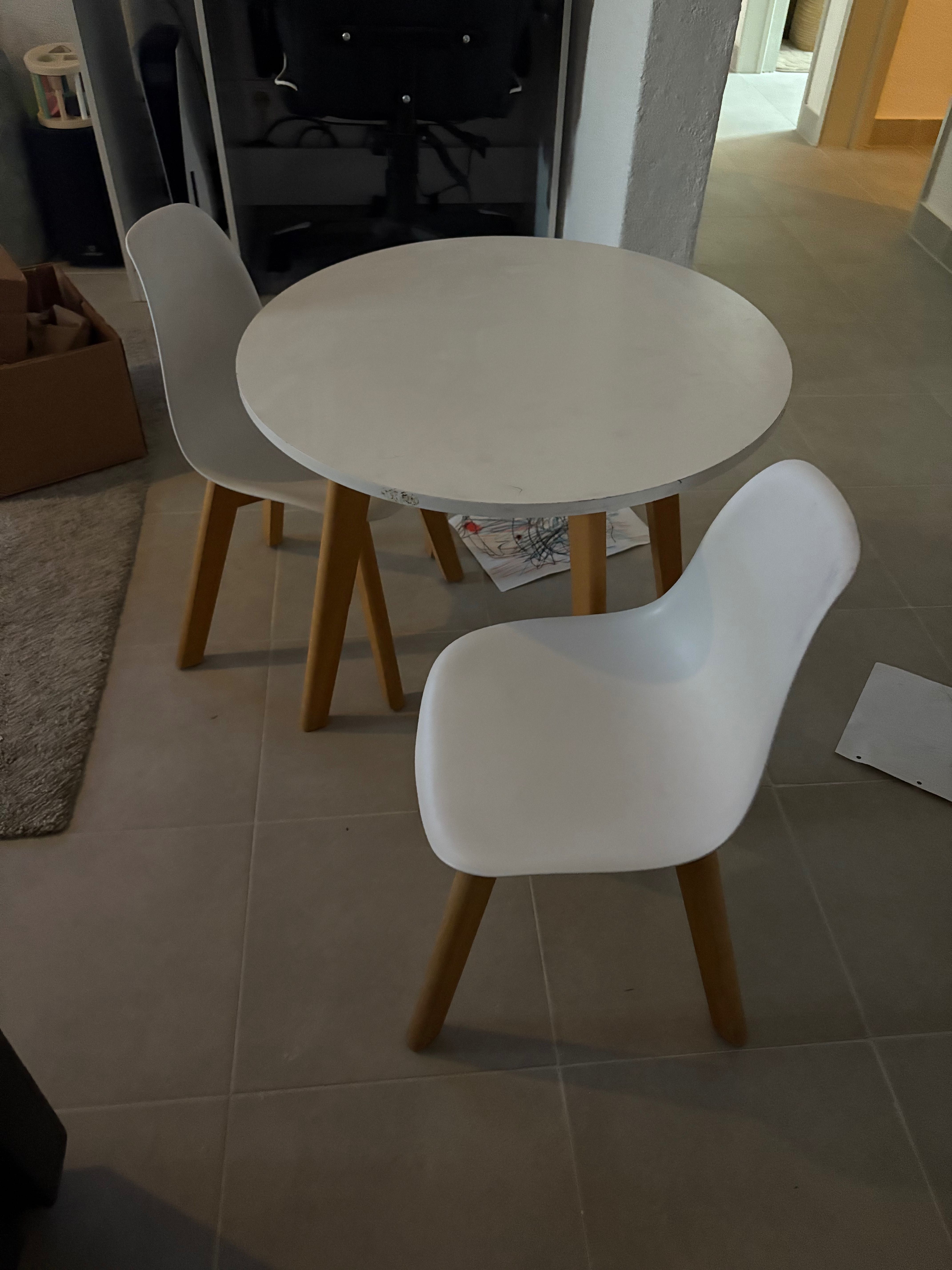 Mesa de criança C/ 2 cadeiras