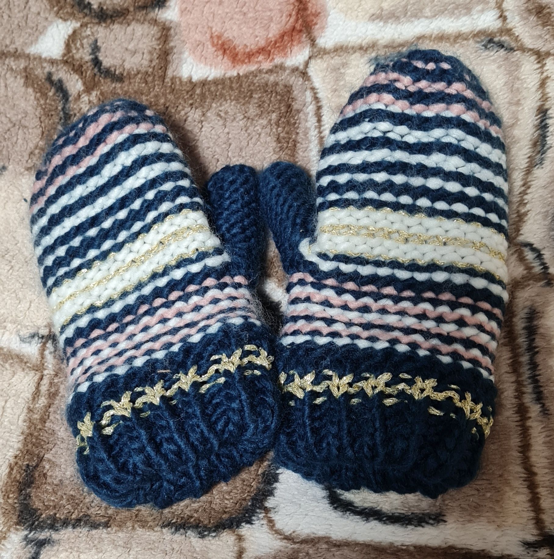 Зимняя шапка и рукавички