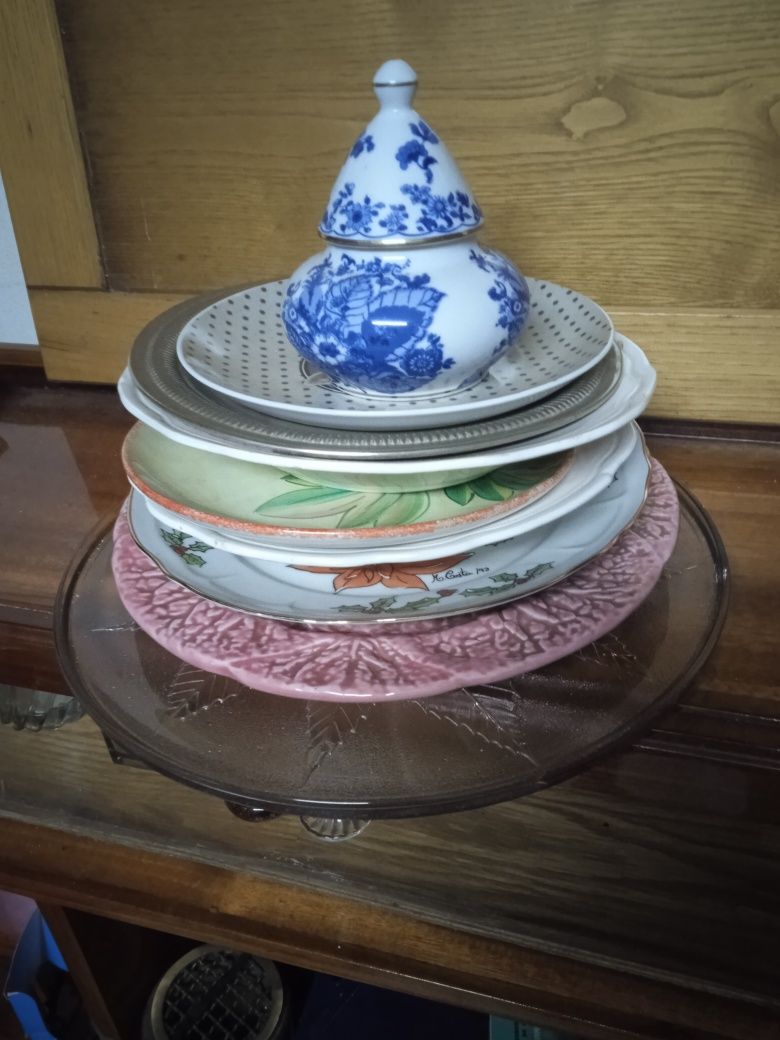180 peças de louça pratos, travessas, copos e peças de decoração