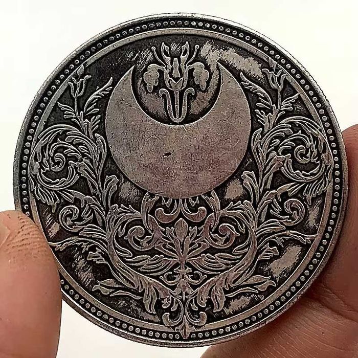 Памятная монета с орнаментами и рунами Викингов