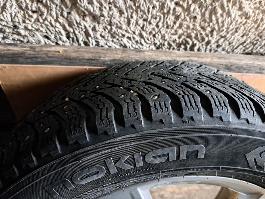Оригінальні 4 диски б/у з зимовою шипованою резиною Nokian 205/60/R16