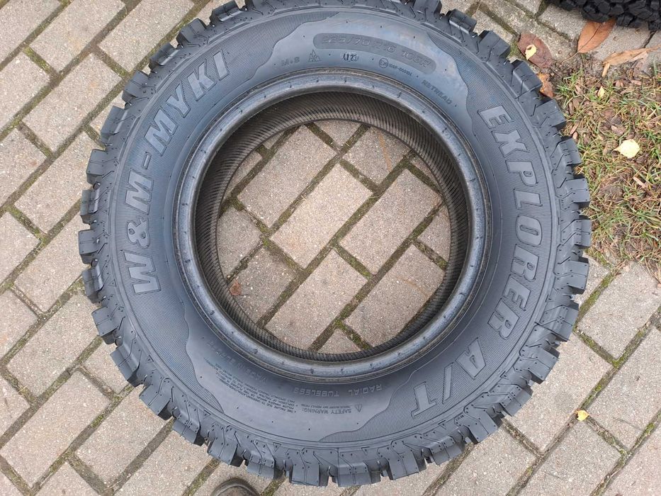 Opony uniwersalne bieżnikowane do aut terenowych.