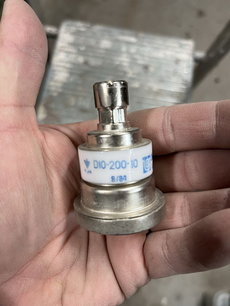 Dioda prostownicza D10