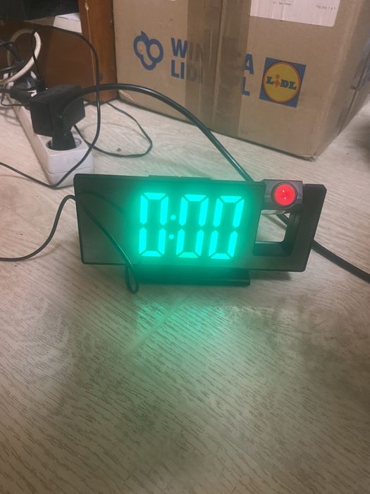 Часы с проектором