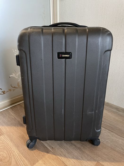 Продам чемодан размер средний