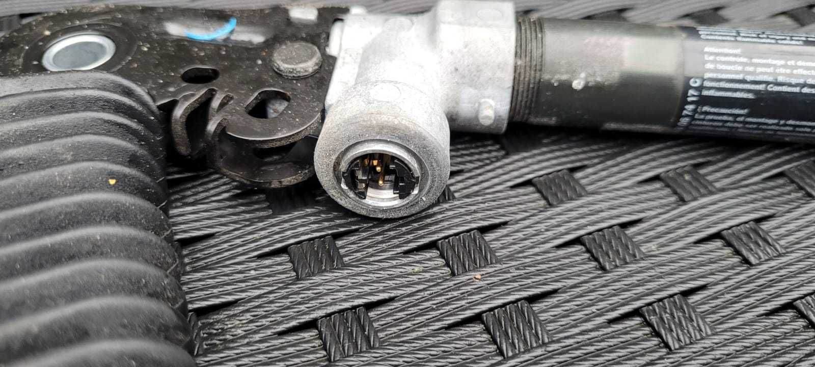 Napinacz pasa prawy BMW 3 E46 lift f vat
