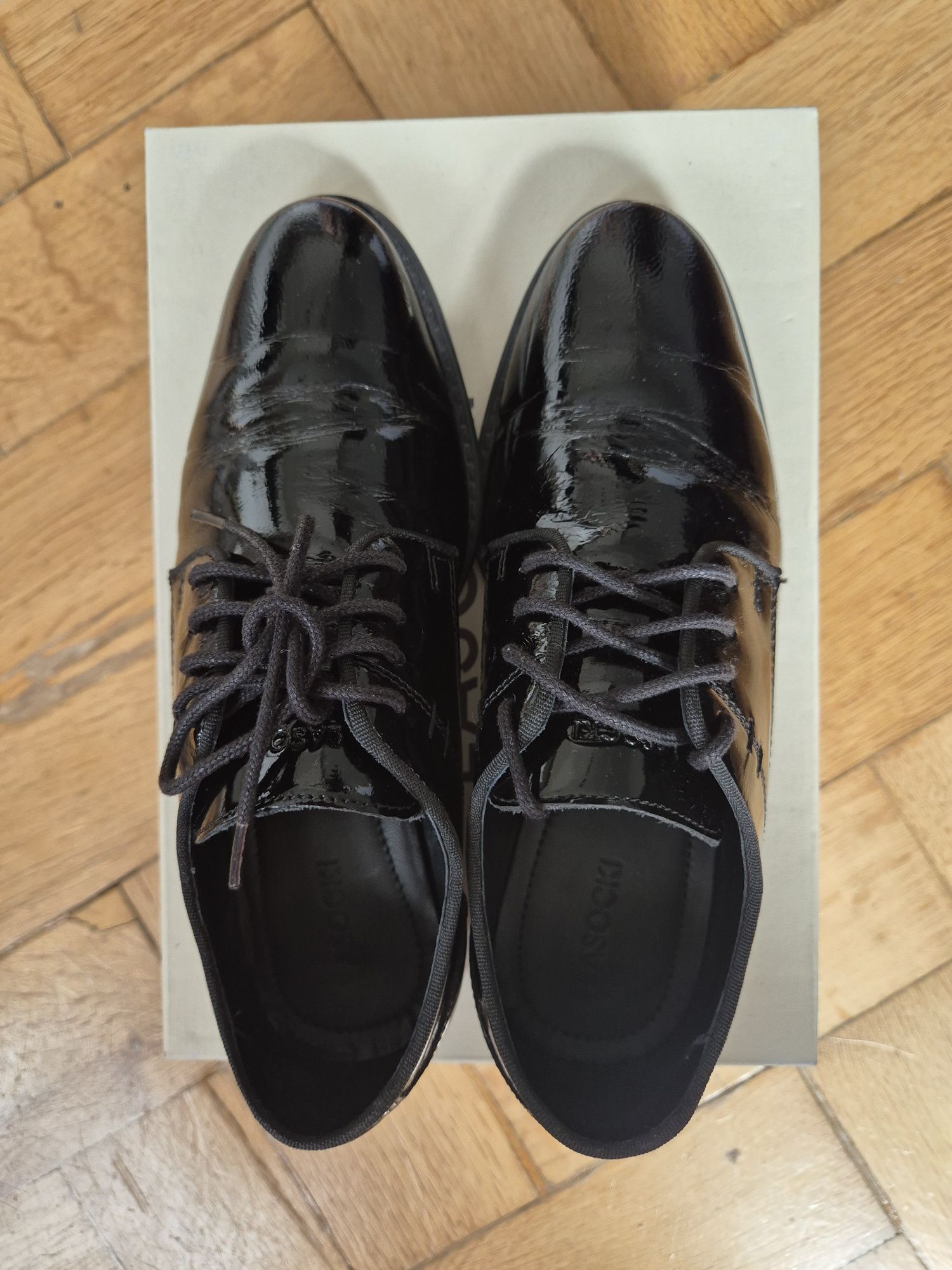 Buty- czarne lakierki dla chłopca
