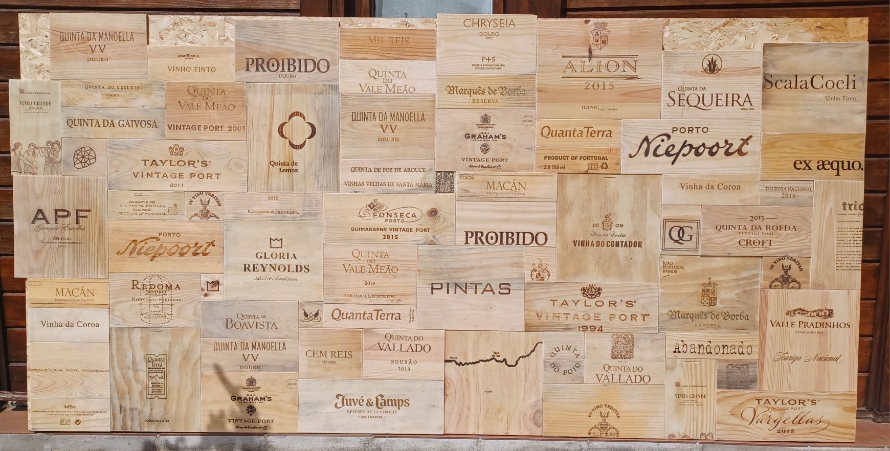 Painel madeira de caixas vinho