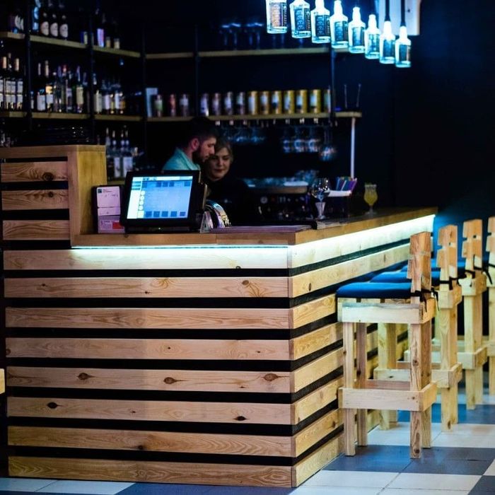 Барные стойки, стулья, ресепшн в стиле loft, стеллажи, столы для баров