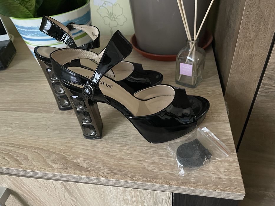 Лакові босоніжки