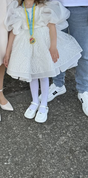 Продам святкову сукню для  вашої принцеси на вік 5 - 6 років .