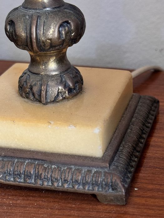 Candeeiro de mesa antigo com abat-jour classico