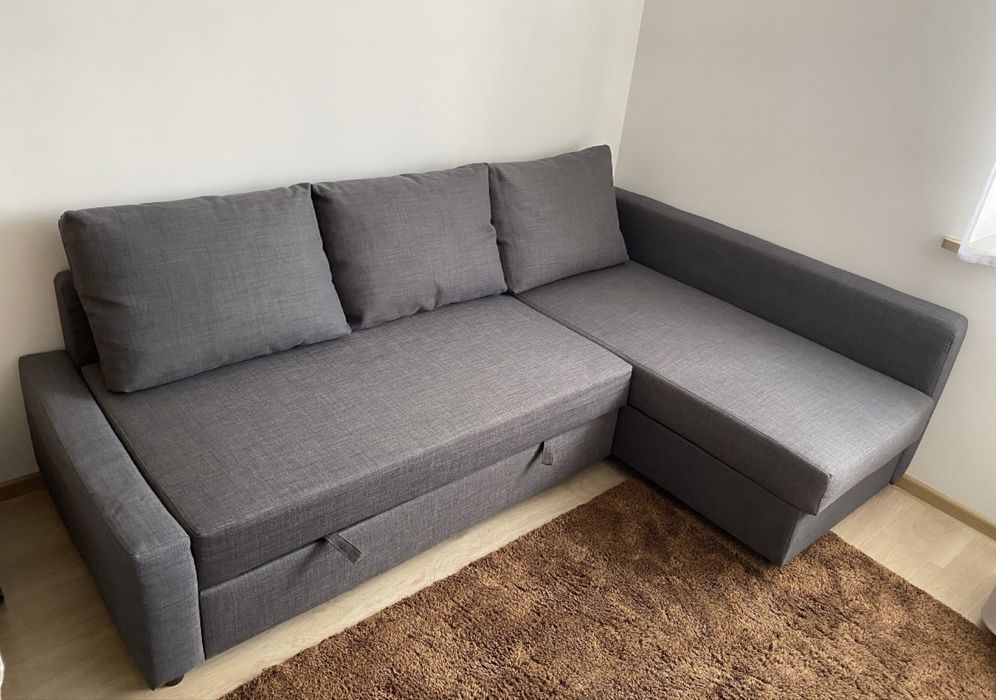 Szara sofa narożna z funkcją spania i pojemnikiem Ikea Friheten