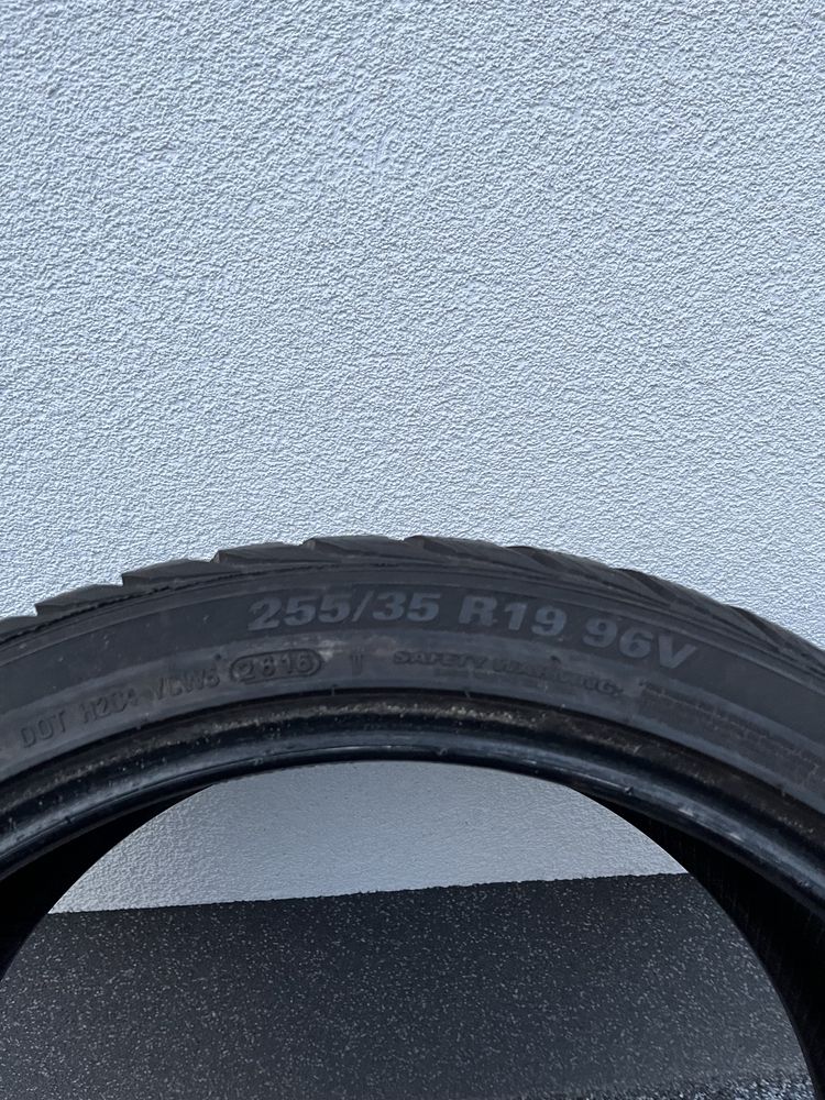 Opony zimowe Kumho 255/35R19