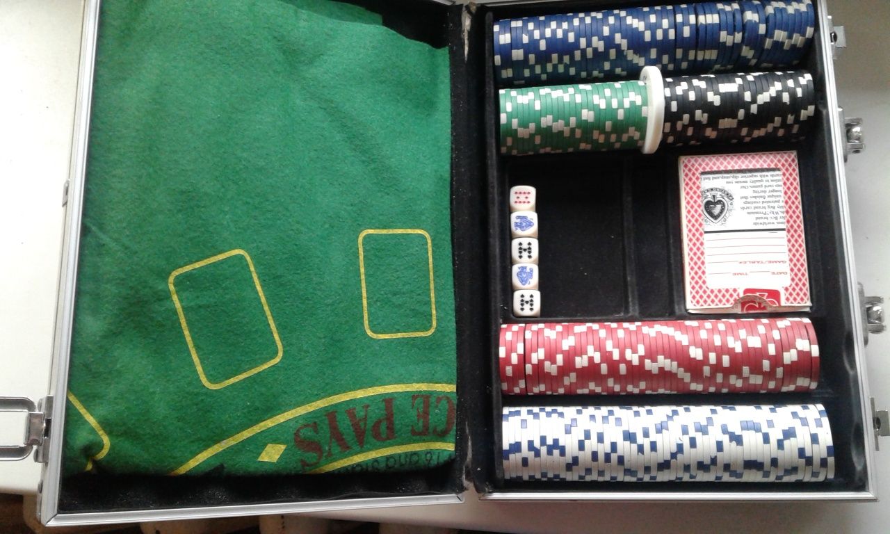 Пазли и чудесний покерний набор