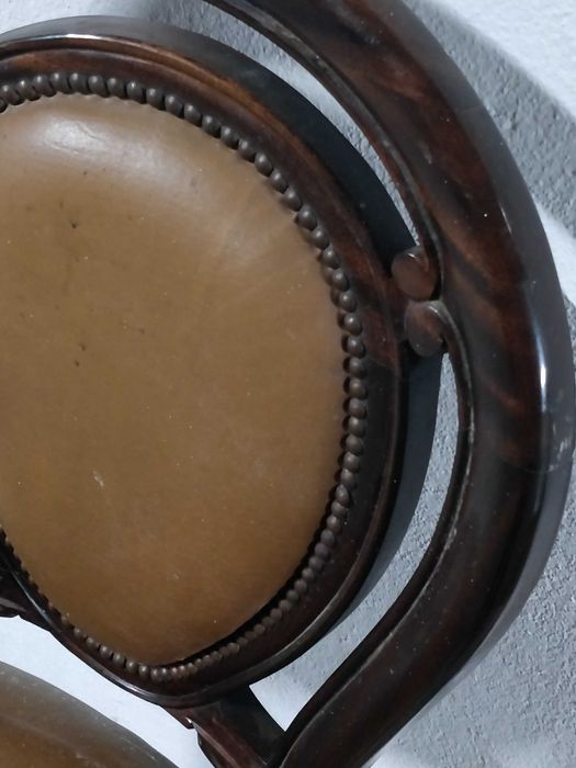 Cadeira em madeira, estofada.